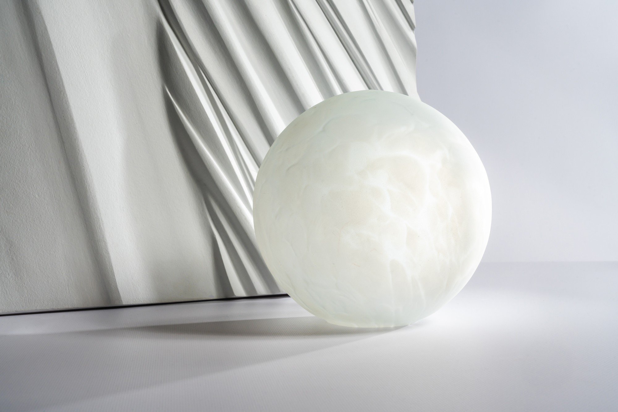 Материалы отделки лобби: гипс, стекло