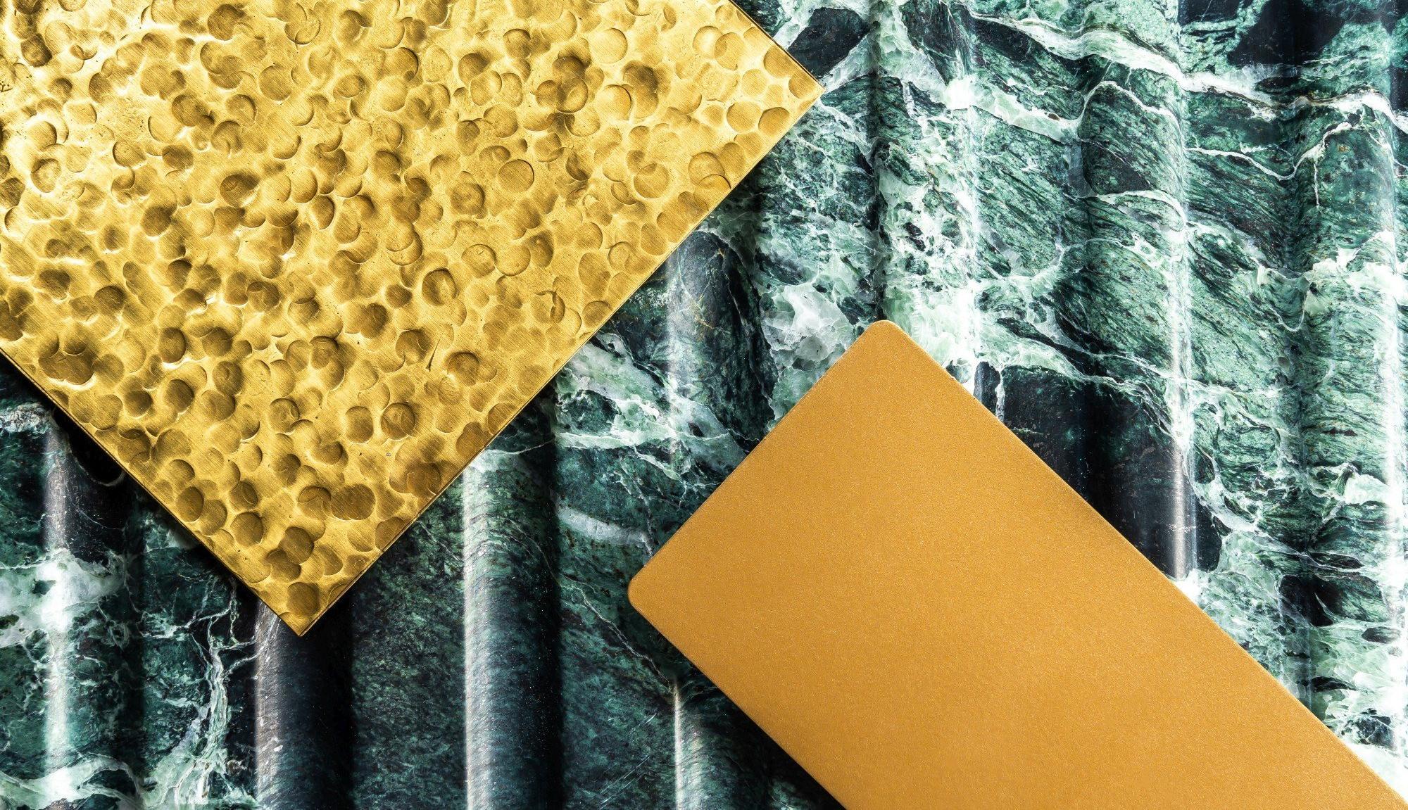 Материалы отделки фасада: латунь, мрамор