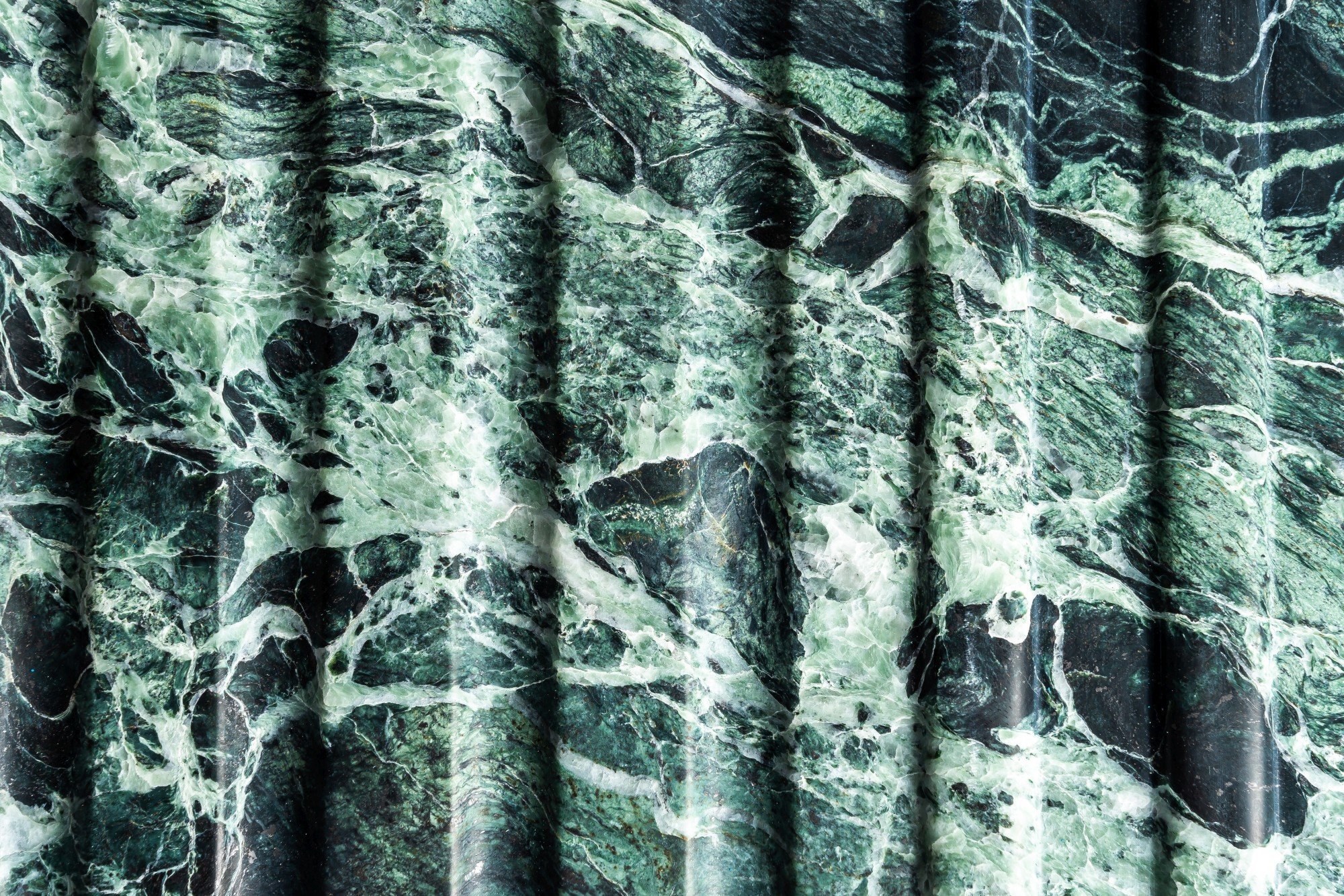 Индийский мрамор с декоративным рустом