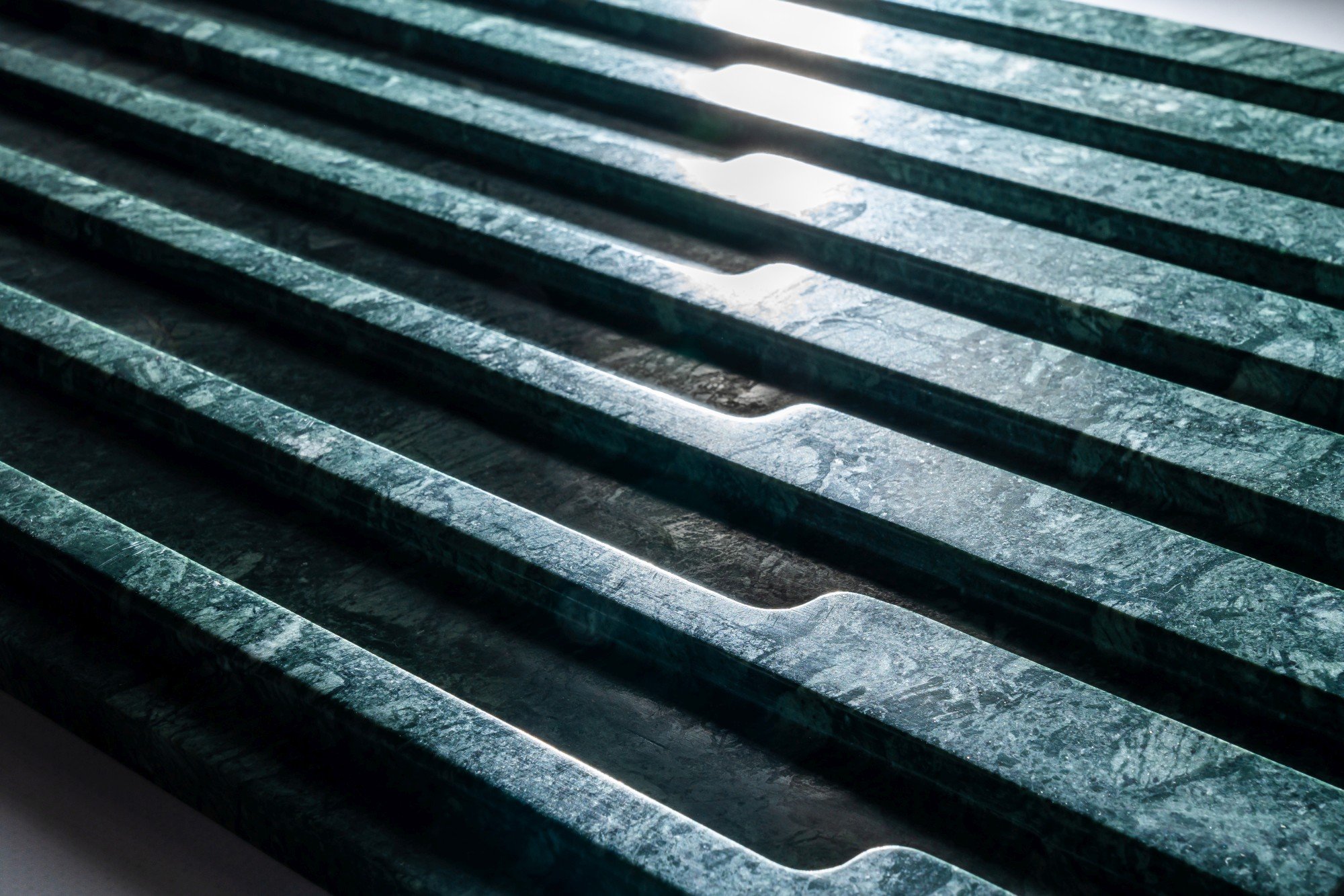 Индийский мрамор с декоративным рустом